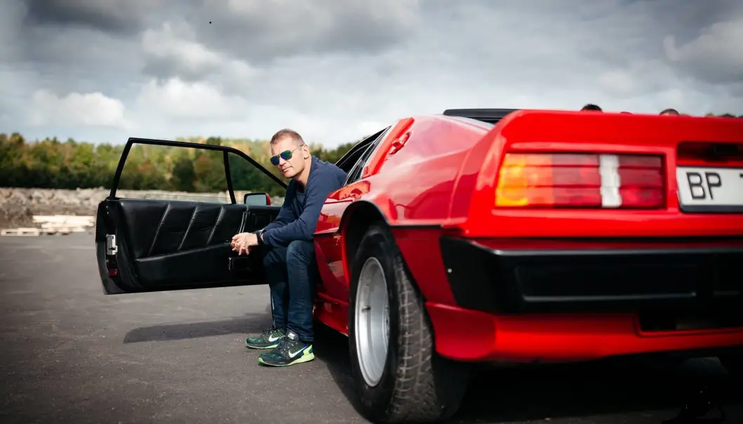 <span class="font-weight-bold" data-lab-font_weight_desktop="font-weight-bold">LAVT I TERRENGET:</span> Bård-Arne Andersen i Grimstad blinket seg ut en Lotus Esprit nettopp fordi den lave sittestillingen hinter til hvordan racingkjøring en gang var. <span class="font-weight-bold" data-lab-font_weight_desktop="font-weight-bold">LAVT I TERRENGET:</span> Bård-Arne Andersen i Grimstad blinket seg ut en Lotus Esprit nettopp fordi den lave sittestillingen hinter til hvordan racingkjøring en gang var.