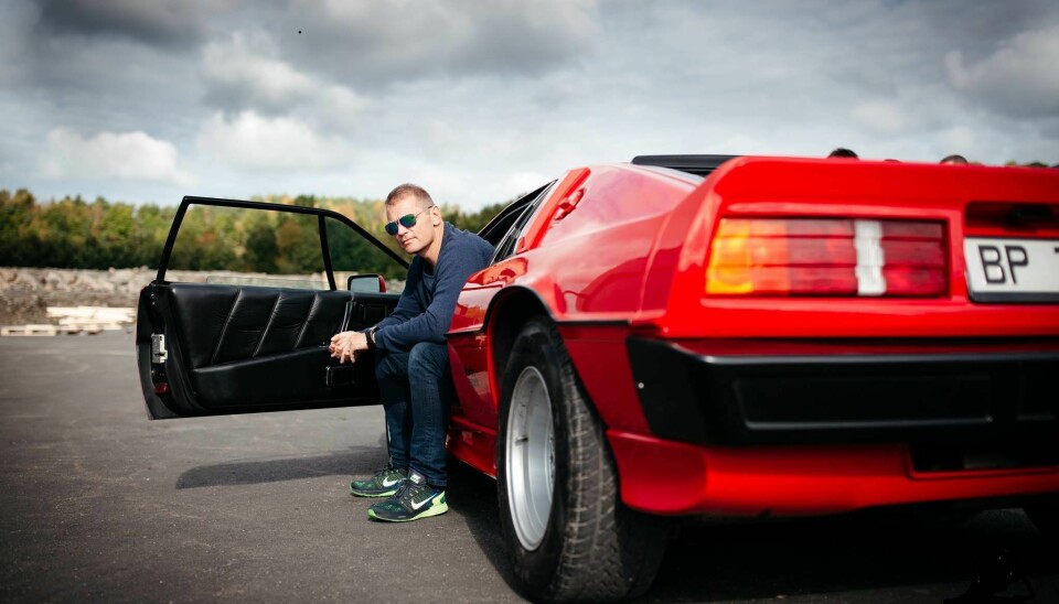 LAVT I TERRENGET: Bård-Arne Andersen i Grimstad blinket seg ut en Lotus Esprit nettopp fordi den lave sittestillingen hinter til hvordan racingkjøring en gang var.