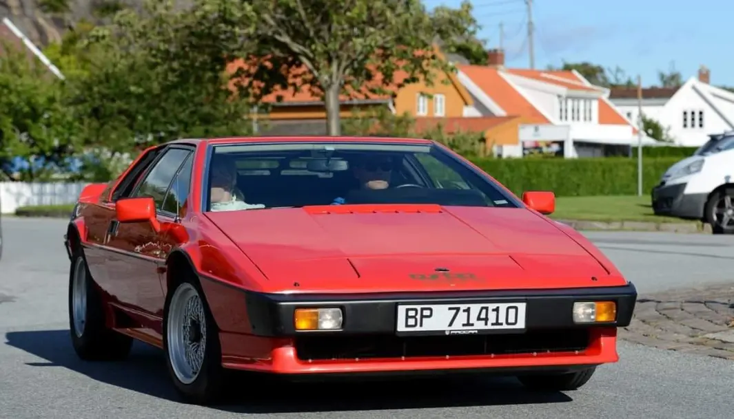 <span class="font-weight-bold" data-lab-font_weight_desktop="font-weight-bold">RØD LOTUSBLOMST: </span>Bård-Arne Andersen svinger seg gjennom Sørlandskysten med en slank Lotus Esprit – som i forhold til Norges utallige SUVer virker lav og flat som en europall. <span class="font-weight-bold" data-lab-font_weight_desktop="font-weight-bold">RØD LOTUSBLOMST: </span>Bård-Arne Andersen svinger seg gjennom Sørlandskysten med en slank Lotus Esprit – som i forhold til Norges utallige SUVer virker lav og flat som en europall.