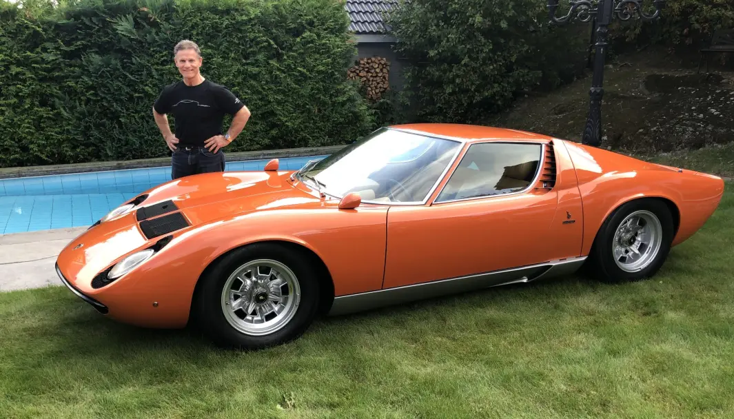 ITALIENSK DELIKATESSE: Harald Skjøldt skjøtter en av verdens laveste sportsbiler, Lamborghini Miura. Den amerikanske sangeren Frank Sinatra (1915-1998) var første eier av dette sjeldne eksemplaret med oransje eksteriør og interiør. ITALIENSK DELIKATESSE: Harald Skjøldt skjøtter en av verdens laveste sportsbiler, Lamborghini Miura. Den amerikanske sangeren Frank Sinatra (1915-1998) var første eier av dette sjeldne eksemplaret med oransje eksteriør og interiør.