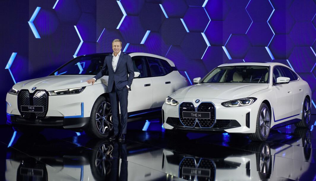 <span class="font-weight-bold" data-lab-font_weight_desktop="font-weight-bold">DAGENS DOBBEL:</span> BMW-sjef Oliver Zipse mellom de allerede lanserte i4 og iX. <span class="font-weight-bold" data-lab-font_weight_desktop="font-weight-bold">DAGENS DOBBEL:</span> BMW-sjef Oliver Zipse mellom de allerede lanserte i4 og iX.