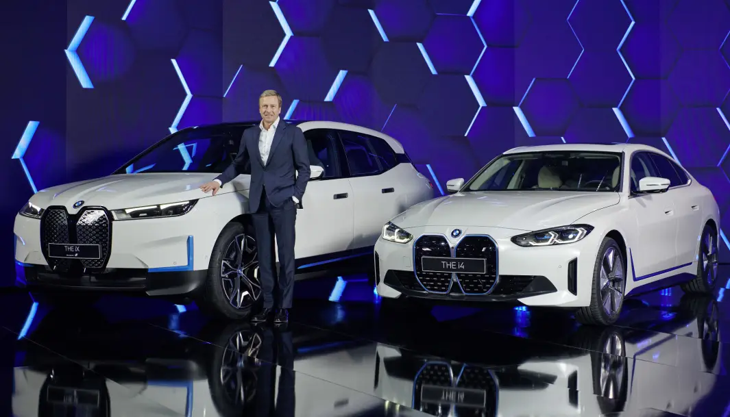 <span class="font-weight-bold" data-lab-font_weight_desktop="font-weight-bold">DAGENS DOBBEL:</span> BMW-sjef Oliver Zipse mellom de allerede lanserte i4 og iX. <span class="font-weight-bold" data-lab-font_weight_desktop="font-weight-bold">DAGENS DOBBEL:</span> BMW-sjef Oliver Zipse mellom de allerede lanserte i4 og iX.