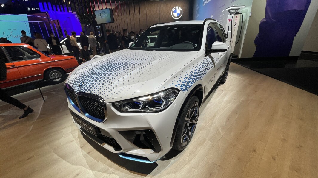 <span class="font-weight-bold" data-lab-font_weight_desktop="font-weight-bold">HYDROGEN:</span> BMW kommer nærmere lansering av sin første hydrogenbil, et kjøretøy som i eksteriøret har store likhetstrekk med dagens X5. <span class="font-weight-bold" data-lab-font_weight_desktop="font-weight-bold">HYDROGEN:</span> BMW kommer nærmere lansering av sin første hydrogenbil, et kjøretøy som i eksteriøret har store likhetstrekk med dagens X5.