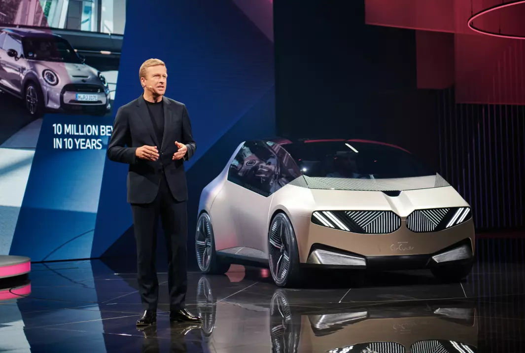<span class="font-weight-bold" data-lab-font_weight_desktop="font-weight-bold">BÆREKRAFT-LØFTE:</span> BMW-sjef Oliver Zipse med konseptet BMW i Vision Circular.