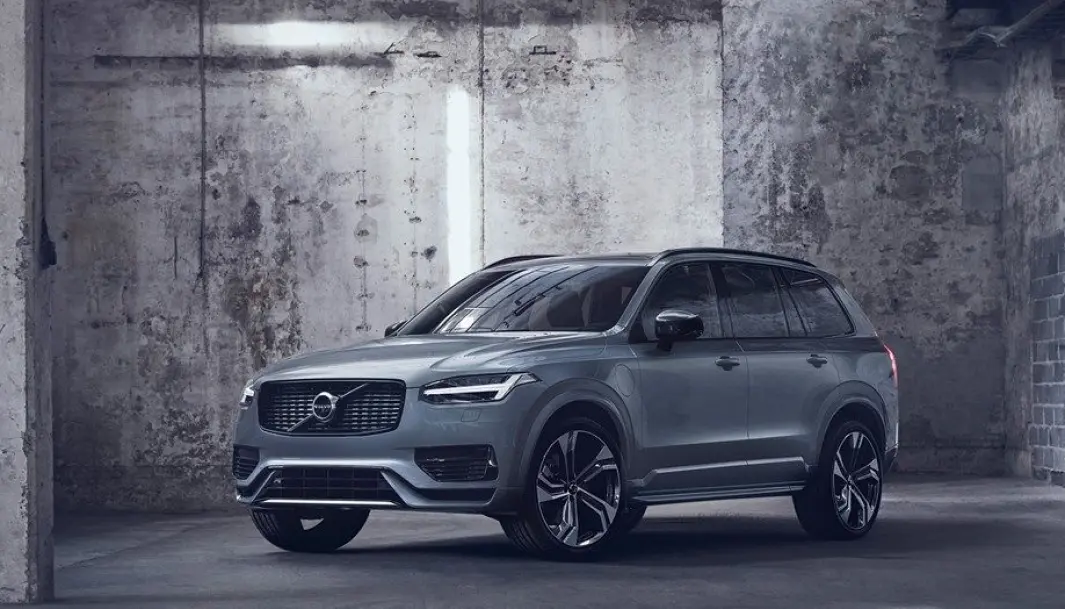 <span class=" font-weight-bold" data-lab-font_weight_desktop="font-weight-bold">MER MILJØVENNLIG: </span>Volvos største SUV, XC90, er stor og tung, men nå kan den kjøres nærmere sju mil på strøm. <span class=" font-weight-bold" data-lab-font_weight_desktop="font-weight-bold">MER MILJØVENNLIG: </span>Volvos største SUV, XC90, er stor og tung, men nå kan den kjøres nærmere sju mil på strøm.