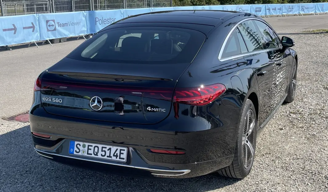 <span class="font-weight-bold" data-lab-font_weight_desktop="font-weight-bold">BAYERSKE LINJER:</span> Med sin EQS byr Mercedes på komfort som ingen gjør bedre. <span class="font-weight-bold" data-lab-font_weight_desktop="font-weight-bold">BAYERSKE LINJER:</span> Med sin EQS byr Mercedes på komfort som ingen gjør bedre.