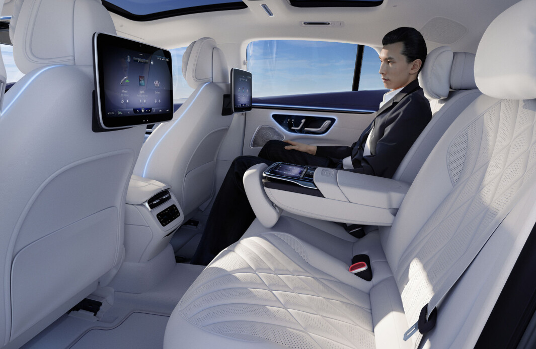 <span class="font-weight-bold" data-lab-font_weight_desktop="font-weight-bold">SKJERMDUMPER:</span> Et knippe av bildene i pressemateriellet fra Mercedes med ulike eksempler på visningsvalgene på «hyperskjermen» – og romsligheten i baksetet. Nest nederst er infoskjerm-løsningen som Mercedes har i innstegsutgaven av sin S-klasse. <span class="font-weight-bold" data-lab-font_weight_desktop="font-weight-bold">SKJERMDUMPER:</span> Et knippe av bildene i pressemateriellet fra Mercedes med ulike eksempler på visningsvalgene på «hyperskjermen» – og romsligheten i baksetet. Nest nederst er infoskjerm-løsningen som Mercedes har i innstegsutgaven av sin S-klasse.