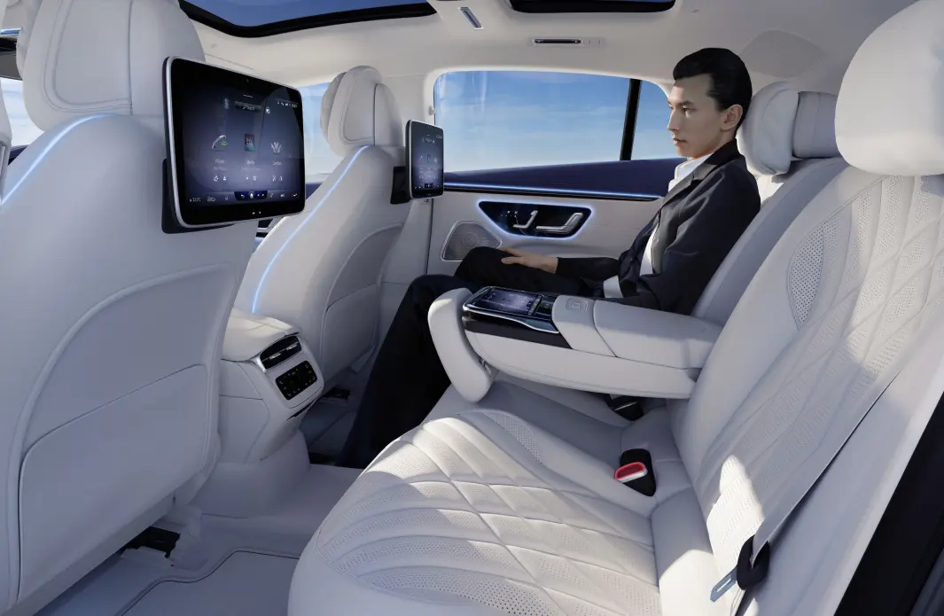 <span class="font-weight-bold" data-lab-font_weight_desktop="font-weight-bold">SKJERMDUMPER:</span> Et knippe av bildene i pressemateriellet fra Mercedes med ulike eksempler på visningsvalgene på «hyperskjermen» – og romsligheten i baksetet. Nest nederst er infoskjerm-løsningen som Mercedes har i innstegsutgaven av sin S-klasse. <span class="font-weight-bold" data-lab-font_weight_desktop="font-weight-bold">SKJERMDUMPER:</span> Et knippe av bildene i pressemateriellet fra Mercedes med ulike eksempler på visningsvalgene på «hyperskjermen» – og romsligheten i baksetet. Nest nederst er infoskjerm-løsningen som Mercedes har i innstegsutgaven av sin S-klasse.