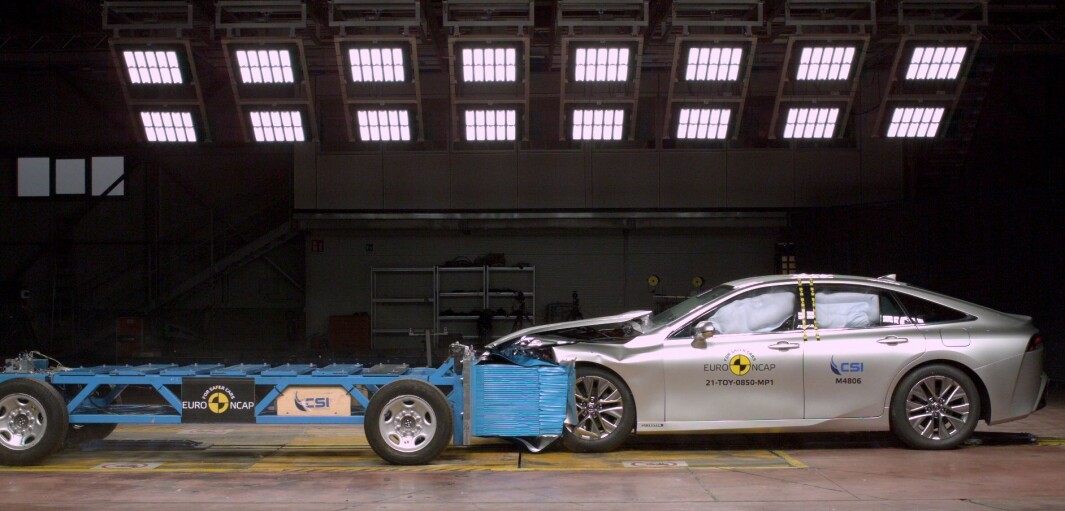 <span class=" font-weight-bold" data-lab-font_weight_desktop="font-weight-bold">HYDROGEN-SMELL:</span> Toyota Mirai får maltraktert sitt elegante karosseri i møte med denne barrieren, men klarer seg bra. <span class=" font-weight-bold" data-lab-font_weight_desktop="font-weight-bold">HYDROGEN-SMELL:</span> Toyota Mirai får maltraktert sitt elegante karosseri i møte med denne barrieren, men klarer seg bra.