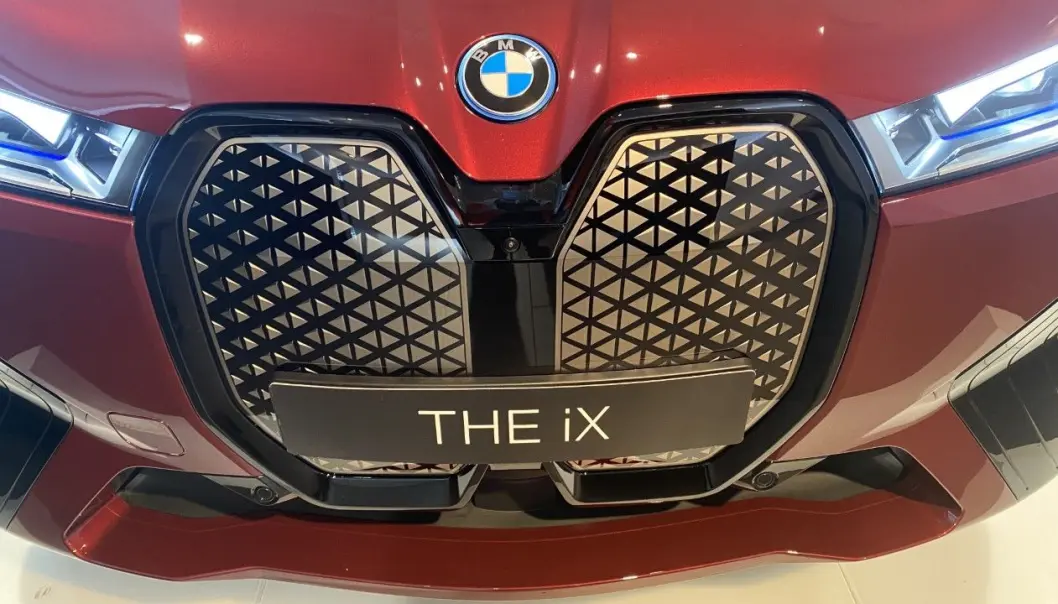 <span class=" font-weight-bold" data-lab-font_weight_desktop="font-weight-bold">KAMUFLERT:</span> Spylervæsketanken ligger rett bak den kunstige grillen som rent designmessig hører hjemme på en BMW. <span class=" font-weight-bold" data-lab-font_weight_desktop="font-weight-bold">KAMUFLERT:</span> Spylervæsketanken ligger rett bak den kunstige grillen som rent designmessig hører hjemme på en BMW.