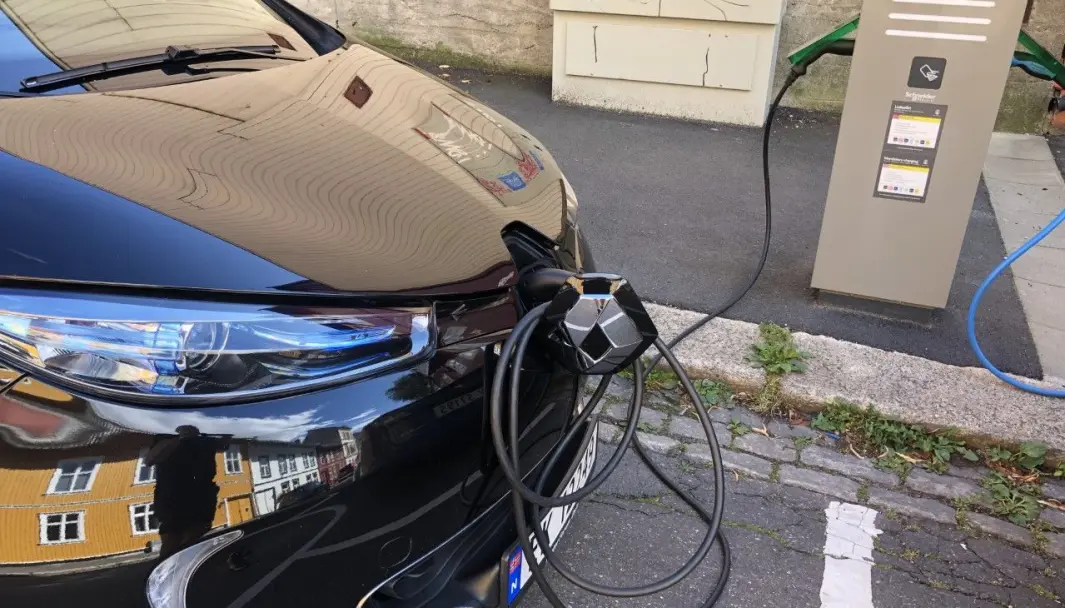 STORE FORSKJELLER: Elbiler som lader raskt, som denne Renault Zoe, betaler med dagens prismodell mye mindre for strømmen. STORE FORSKJELLER: Elbiler som lader raskt, som denne Renault Zoe, betaler med dagens prismodell mye mindre for strømmen.