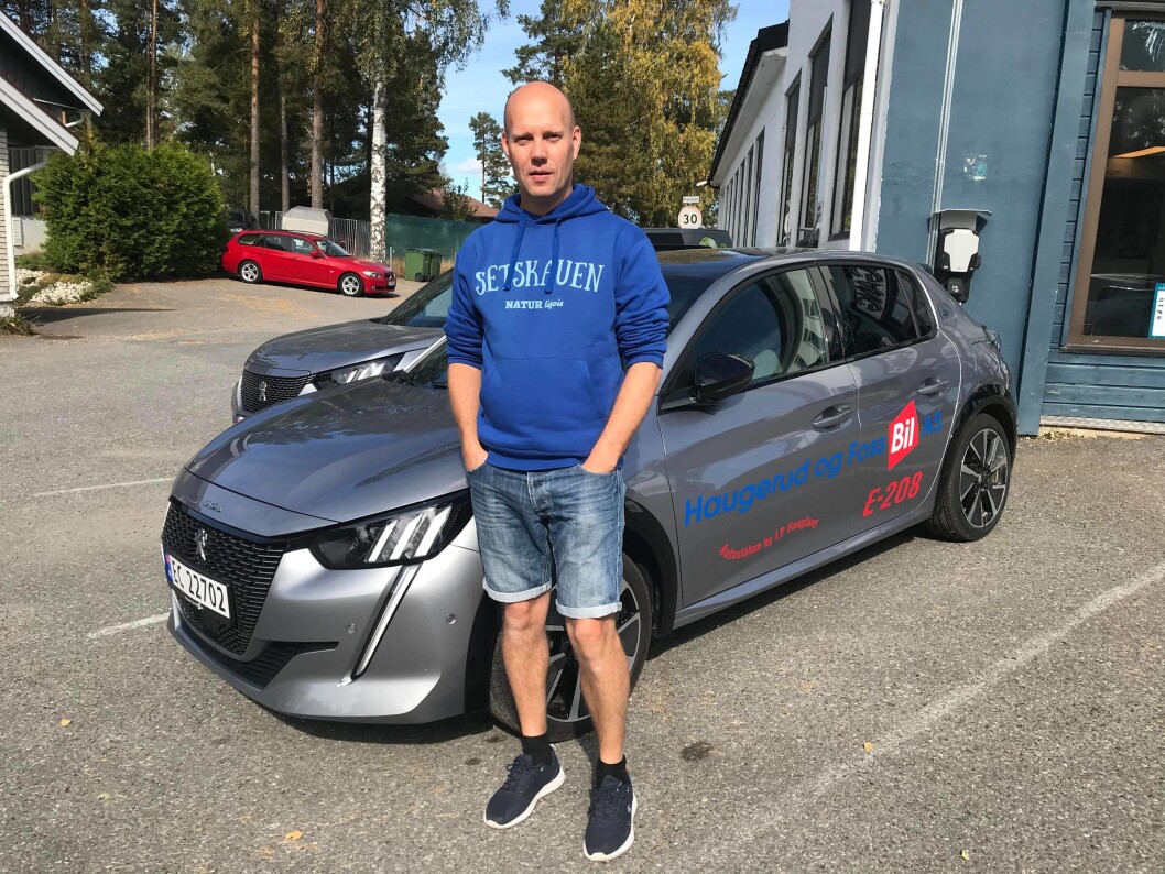 <span class="font-weight-bold" data-lab-font_weight_desktop="font-weight-bold">FRANSK LYN: </span>Jan Petter Haugland har lang erfaring med banekjøring, og mener det er på høy tid å vise at elbiler er velegnede til formålet. Peugeot e-208 veier mindre enn mange andre alternativer på strøm og er lett å manøvrere i konkurranseløp som autoslalåm. <span class="font-weight-bold" data-lab-font_weight_desktop="font-weight-bold">FRANSK LYN: </span>Jan Petter Haugland har lang erfaring med banekjøring, og mener det er på høy tid å vise at elbiler er velegnede til formålet. Peugeot e-208 veier mindre enn mange andre alternativer på strøm og er lett å manøvrere i konkurranseløp som autoslalåm.