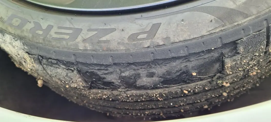 <span class="font-weight-bold" data-lab-font_weight_desktop="font-weight-bold">SVIDD GUMMI: </span>Arnfinn Sundin kjører så det svir i svingene når han tester grensenene til Tesla Model 3 Performance – og de fire dekkene. <span class="font-weight-bold" data-lab-font_weight_desktop="font-weight-bold">SVIDD GUMMI: </span>Arnfinn Sundin kjører så det svir i svingene når han tester grensenene til Tesla Model 3 Performance – og de fire dekkene.