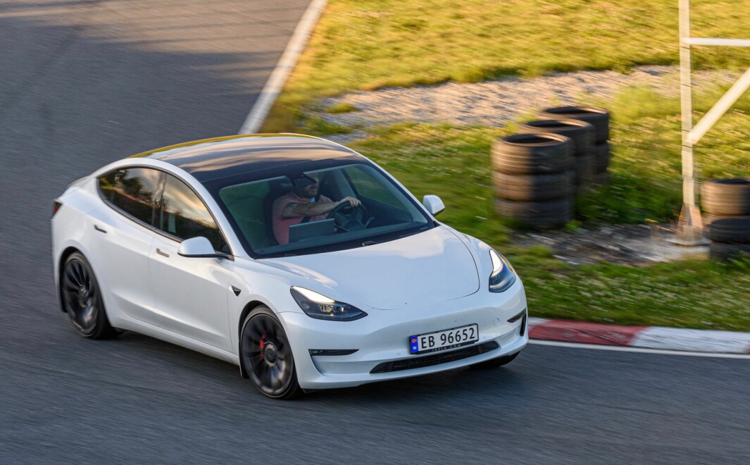 RUNDDANS: Arnfinn Sundin fikk ny fart på motorsport-interessen og banekjøring med spesialutgaven Performance av Tesla Model 3.