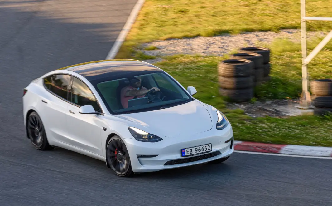 RUNDDANS: Arnfinn Sundin fikk ny fart på motorsport-interessen og banekjøring med spesialutgaven Performance av Tesla Model 3. RUNDDANS: Arnfinn Sundin fikk ny fart på motorsport-interessen og banekjøring med spesialutgaven Performance av Tesla Model 3.