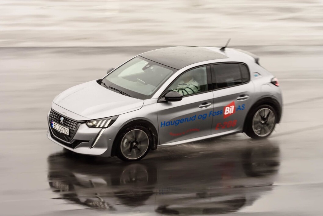 <span class="font-weight-bold" data-lab-font_weight_desktop="font-weight-bold">STRØMSJOKK: </span>Jan Petter Haugland beskriver motorsporten autoslalåm som en enkel inngangsbillett til mye moro – hvor målet er å sno (el)bilen gjennom fartsreduserende hindringer på kjappest mulig vis. Her er Haugland i lånt Peugeot e-208 som skaffet han en tredjeplass i NM i autoslalåm i standardklassen – blant en lange rekke bensindrog. <span class="font-weight-bold" data-lab-font_weight_desktop="font-weight-bold">STRØMSJOKK: </span>Jan Petter Haugland beskriver motorsporten autoslalåm som en enkel inngangsbillett til mye moro – hvor målet er å sno (el)bilen gjennom fartsreduserende hindringer på kjappest mulig vis. Her er Haugland i lånt Peugeot e-208 som skaffet han en tredjeplass i NM i autoslalåm i standardklassen – blant en lange rekke bensindrog.