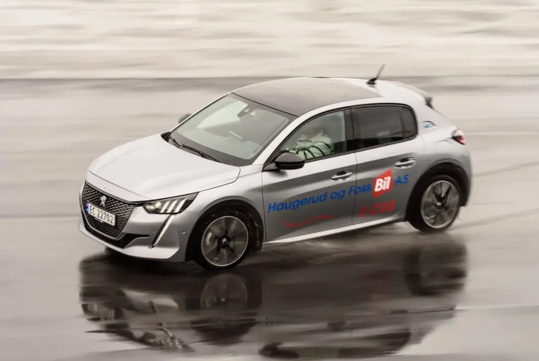 <span class="font-weight-bold" data-lab-font_weight_desktop="font-weight-bold">STRØMSJOKK: </span>Jan Petter Haugland beskriver motorsporten autoslalåm som en enkel inngangsbillett til mye moro – hvor målet er å sno (el)bilen gjennom fartsreduserende hindringer på kjappest mulig vis. Her er Haugland i lånt Peugeot e-208 som skaffet han en tredjeplass i NM i autoslalåm i standardklassen – blant en lange rekke bensindrog. <span class="font-weight-bold" data-lab-font_weight_desktop="font-weight-bold">STRØMSJOKK: </span>Jan Petter Haugland beskriver motorsporten autoslalåm som en enkel inngangsbillett til mye moro – hvor målet er å sno (el)bilen gjennom fartsreduserende hindringer på kjappest mulig vis. Her er Haugland i lånt Peugeot e-208 som skaffet han en tredjeplass i NM i autoslalåm i standardklassen – blant en lange rekke bensindrog.