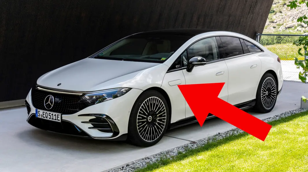 EGEN LUKE: Mellom fordøren og hjulet ser du spylervæskepåfyllingen på Mercedes EQS. EGEN LUKE: Mellom fordøren og hjulet ser du spylervæskepåfyllingen på Mercedes EQS.
