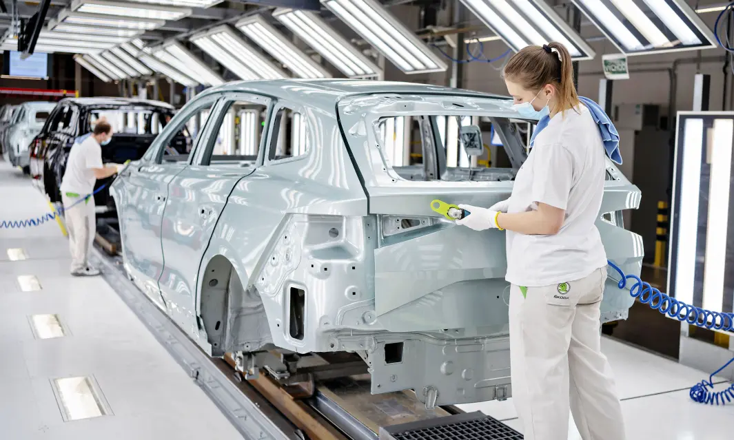 VARSLER ELBIL-KAMP: Produksjon av elbilen Skoda Enyaq på Skodas hovedfabrikk i Mladá Boleslav i Tsjekkia. VARSLER ELBIL-KAMP: Produksjon av elbilen Skoda Enyaq på Skodas hovedfabrikk i Mladá Boleslav i Tsjekkia.