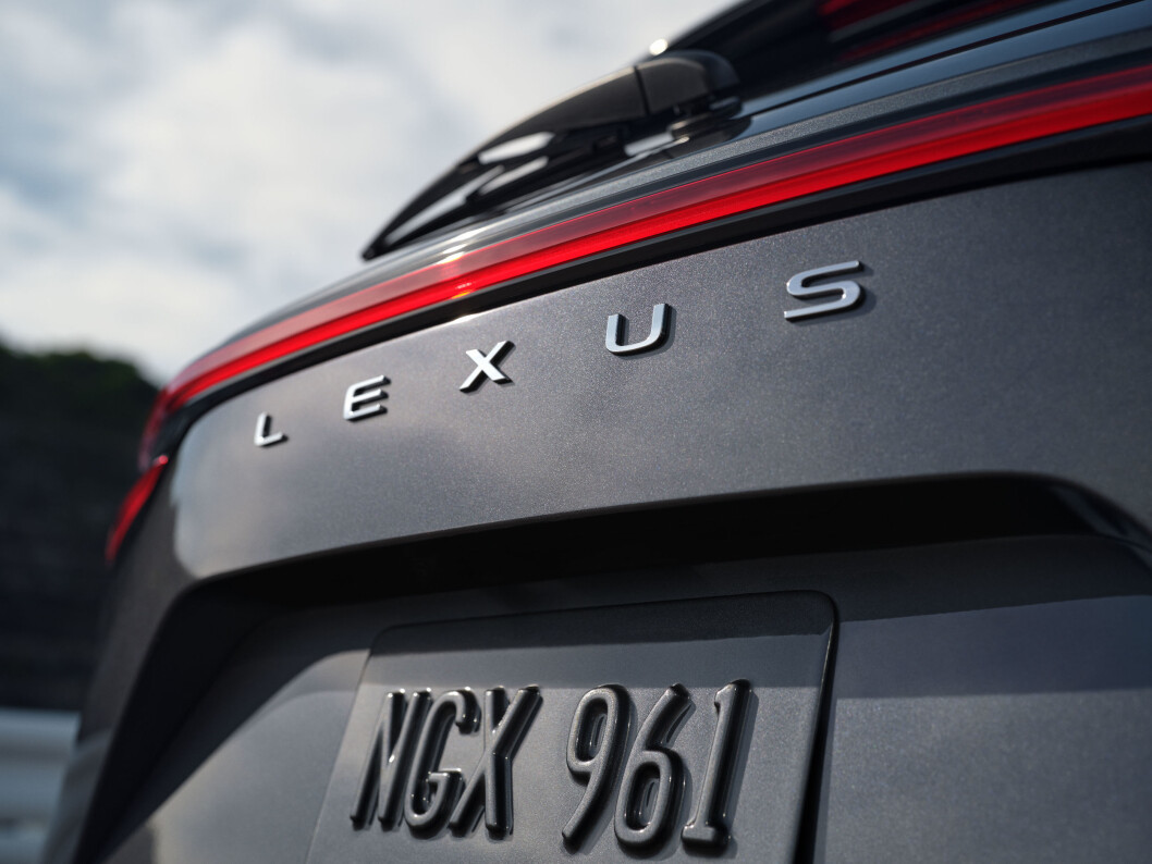 <span class="font-weight-bold" data-lab-font_weight_desktop="font-weight-bold">OG NAVNET ER…: </span>NX 450h+ kommer med Lexus-navnet tydelig på bakluka. <span class="font-weight-bold" data-lab-font_weight_desktop="font-weight-bold">OG NAVNET ER…: </span>NX 450h+ kommer med Lexus-navnet tydelig på bakluka.