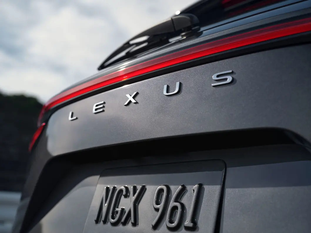 <span class="font-weight-bold" data-lab-font_weight_desktop="font-weight-bold">OG NAVNET ER…: </span>NX 450h+ kommer med Lexus-navnet tydelig på bakluka. <span class="font-weight-bold" data-lab-font_weight_desktop="font-weight-bold">OG NAVNET ER…: </span>NX 450h+ kommer med Lexus-navnet tydelig på bakluka.