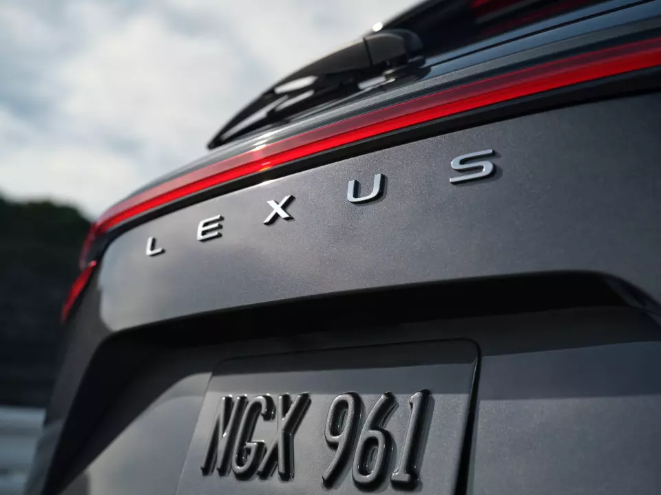 OG NAVNET ER…: NX 450h+ kommer med Lexus-navnet tydelig på bakluka.