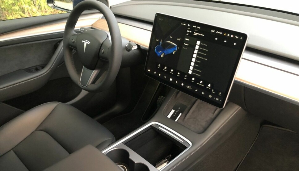 MINIMALISTISK: Den store midtstilte skjermen inneholder nesten alle bilens funksjoner. Uvant i starten. Blinklyset derimot, sitter samme sted som i alle andre biler.