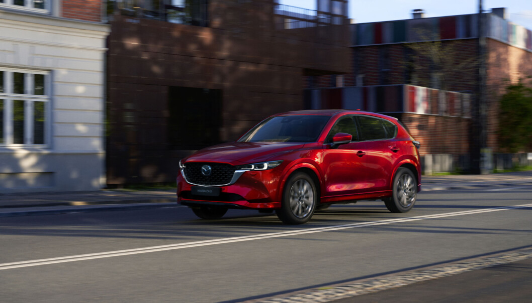 <span class=" font-weight-bold" data-lab-font_weight_desktop="font-weight-bold">MERKETYPISK: </span>Du skal være svært Mazda-interessert for å se oppgraderingene av CX-5. Men både grill og støtfangere har fått et lite designløft. <span class=" font-weight-bold" data-lab-font_weight_desktop="font-weight-bold">MERKETYPISK: </span>Du skal være svært Mazda-interessert for å se oppgraderingene av CX-5. Men både grill og støtfangere har fått et lite designløft.