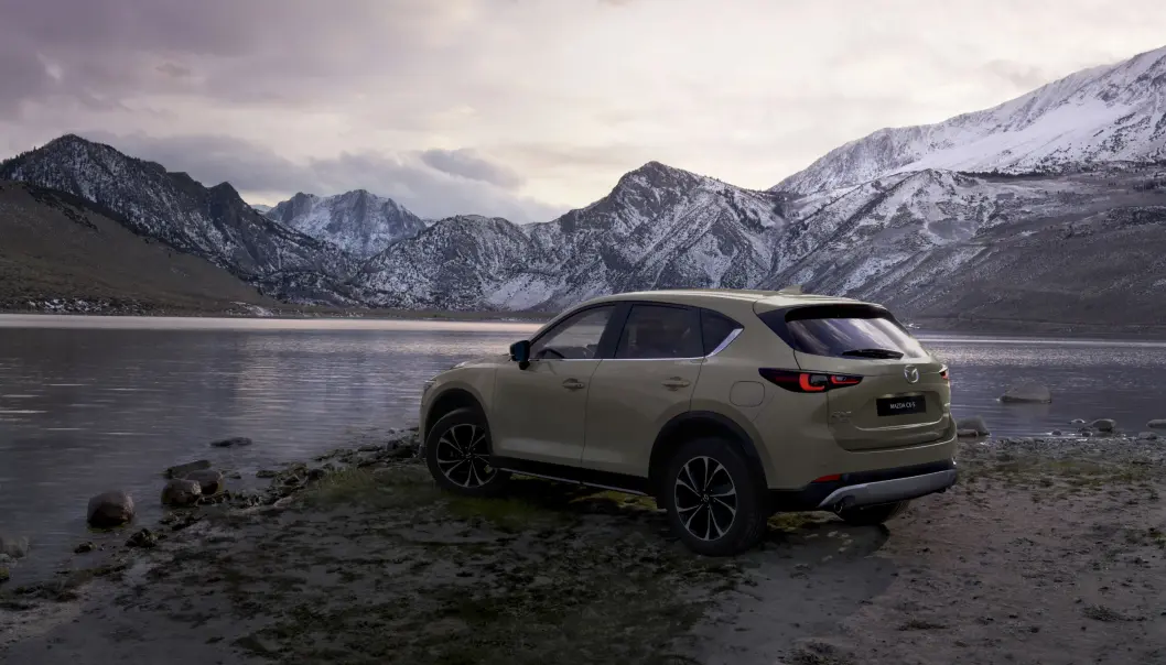KLIPPEFAST: Mazda CX-5 har hatt mange tilhengere i Norge. Som 2022-modell har den fått noen nye farger. KLIPPEFAST: Mazda CX-5 har hatt mange tilhengere i Norge. Som 2022-modell har den fått noen nye farger.