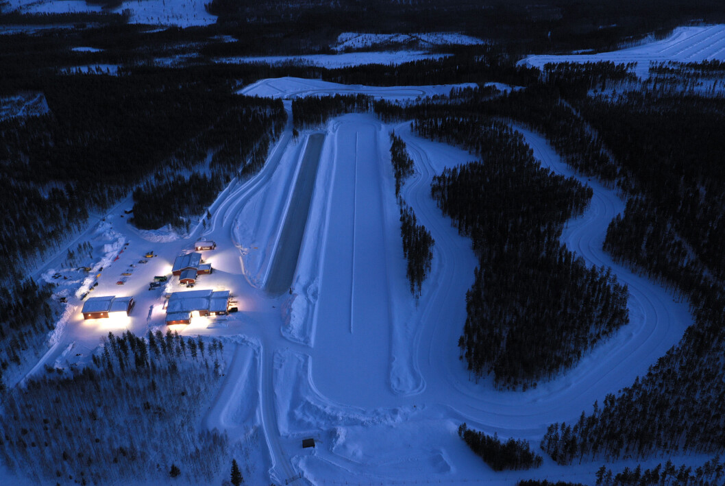 <span class="font-weight-bold" data-lab-font_weight_desktop="font-weight-bold">LIKE FORHOLD:</span> Is- og snøtestene ble gjennomført på nattestid for å sikre likeste mulig forhold. Her er testanlegget i svenske Älvsbyn fotografert fra lufta. <span class="font-weight-bold" data-lab-font_weight_desktop="font-weight-bold">LIKE FORHOLD:</span> Is- og snøtestene ble gjennomført på nattestid for å sikre likeste mulig forhold. Her er testanlegget i svenske Älvsbyn fotografert fra lufta.
