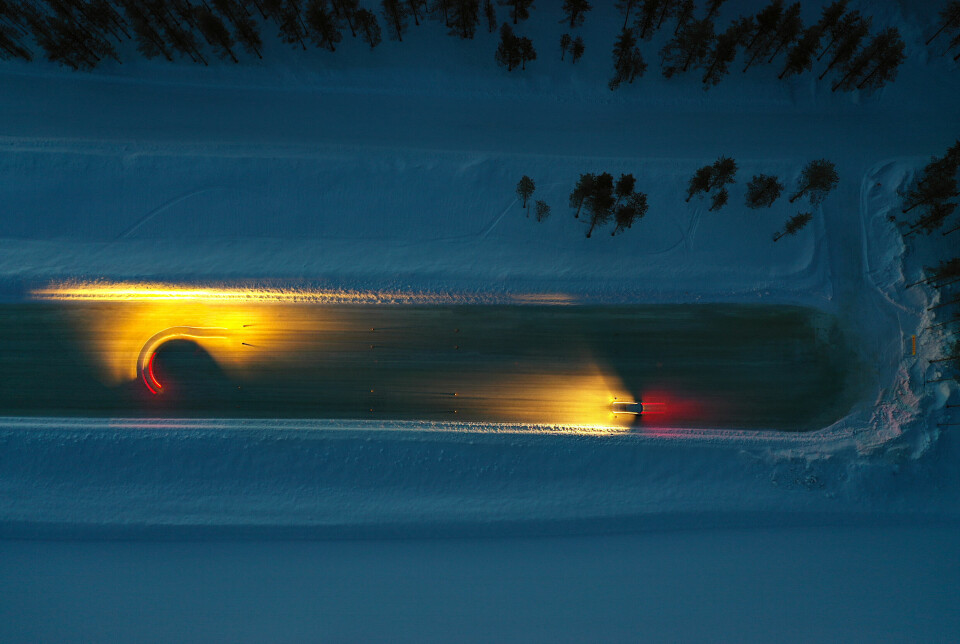 TANGO PÅ IS: To biler i aksjon på en av is-strekningene, sett i nattlig fugleperspektiv.