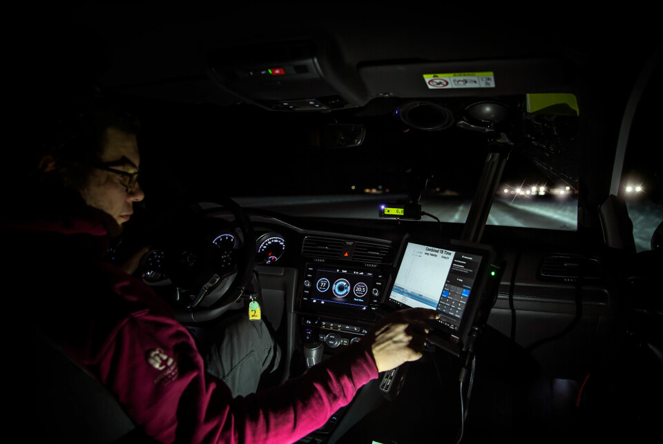 KLAR, FERDIG…: Testkjører Anders Helgesson sjekker utstyret før en ny runde venter på is-banen.