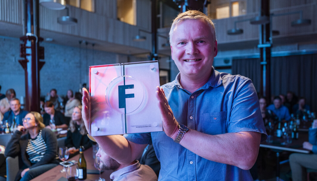 PRISVINNER: Journalist Geir Røed fikk Fagpressens journalistpris for artiklene om muligheten for juks og overvåkning via bombrikkene. PRISVINNER: Journalist Geir Røed fikk Fagpressens journalistpris for artiklene om muligheten for juks og overvåkning via bombrikkene.