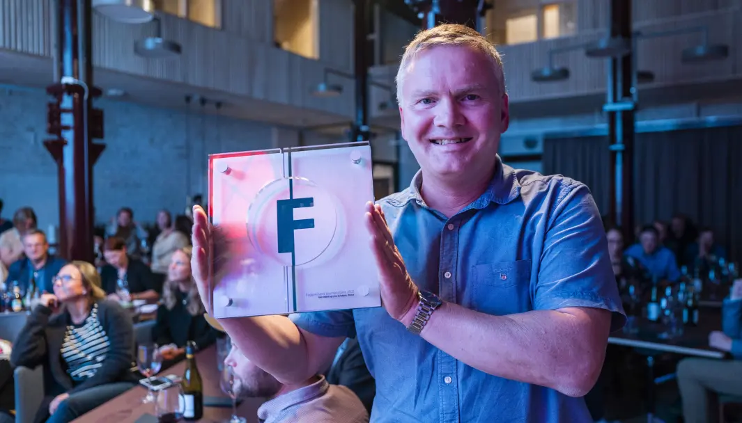 PRISVINNER: Journalist Geir Røed fikk Fagpressens journalistpris for artiklene om muligheten for juks og overvåkning via bombrikkene. PRISVINNER: Journalist Geir Røed fikk Fagpressens journalistpris for artiklene om muligheten for juks og overvåkning via bombrikkene.