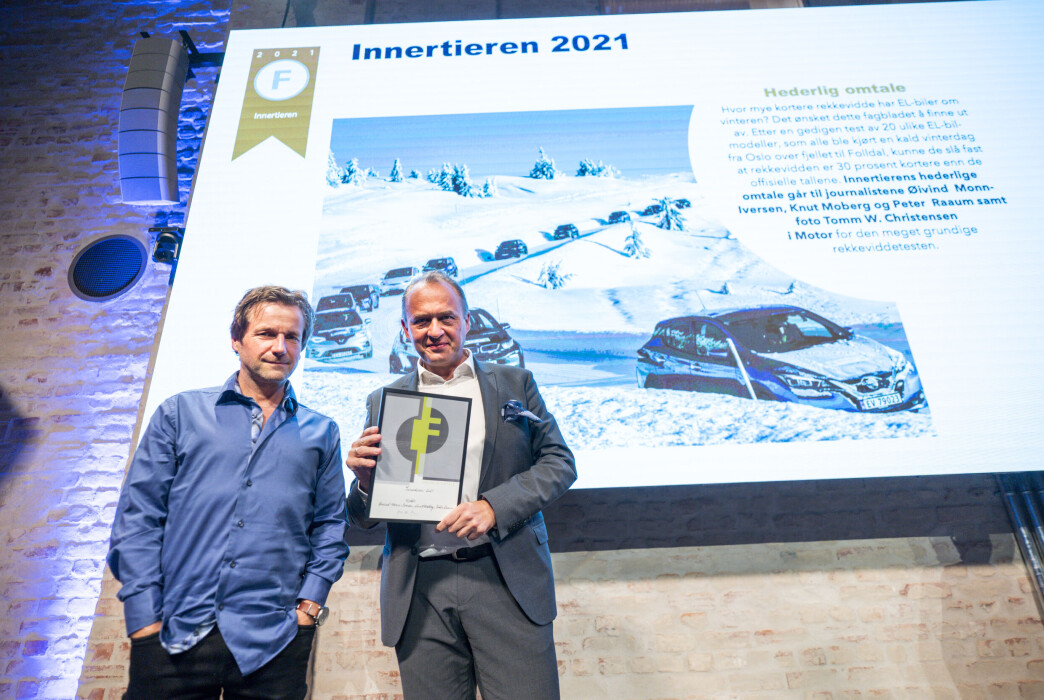 <span class="font-weight-bold" data-lab-font_weight_desktop="font-weight-bold">HEDERLIG OMTALE:</span> Den store rekkeviddetesten fikk hederlig omtale i kategorien Innertieren under Fagpressen-kåringen. På bildet: Journalist Øivind A. Monn-Iversen (t.v.) og redaktør Peter Raaum i Motor. <span class="font-weight-bold" data-lab-font_weight_desktop="font-weight-bold">HEDERLIG OMTALE:</span> Den store rekkeviddetesten fikk hederlig omtale i kategorien Innertieren under Fagpressen-kåringen. På bildet: Journalist Øivind A. Monn-Iversen (t.v.) og redaktør Peter Raaum i Motor.