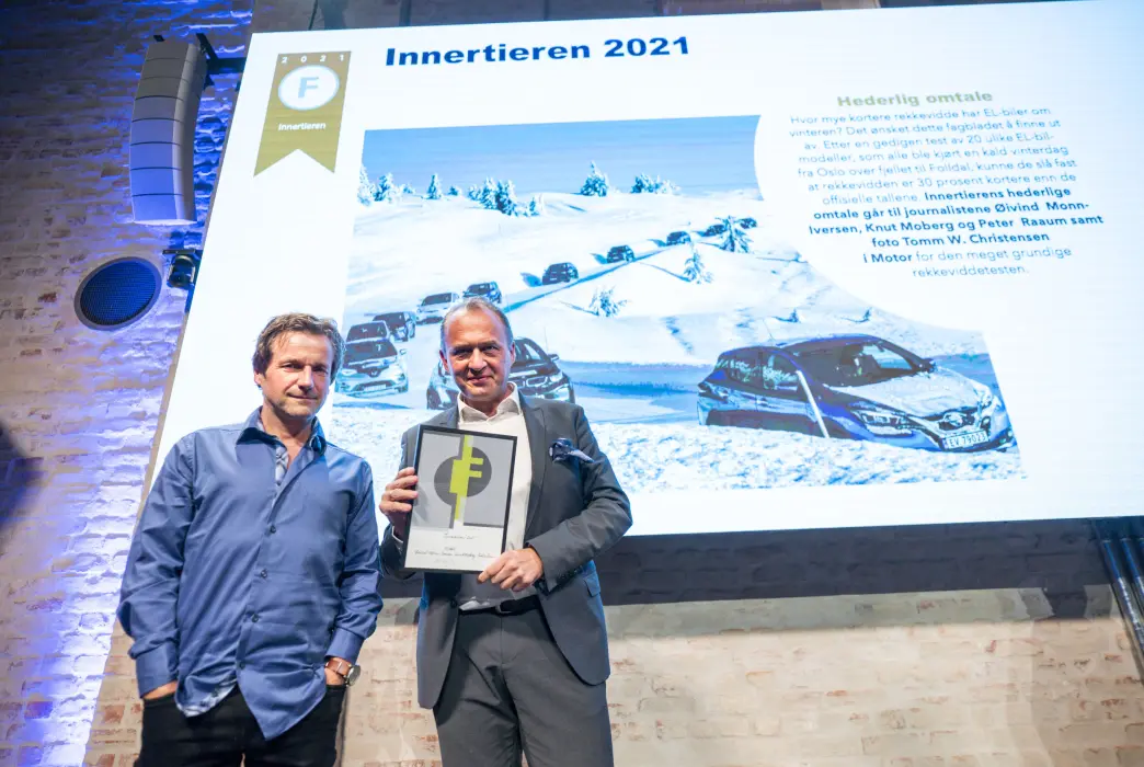 <span class="font-weight-bold" data-lab-font_weight_desktop="font-weight-bold">HEDERLIG OMTALE:</span> Den store rekkeviddetesten fikk hederlig omtale i kategorien Innertieren under Fagpressen-kåringen. På bildet: Journalist Øivind A. Monn-Iversen (t.v.) og redaktør Peter Raaum i Motor. <span class="font-weight-bold" data-lab-font_weight_desktop="font-weight-bold">HEDERLIG OMTALE:</span> Den store rekkeviddetesten fikk hederlig omtale i kategorien Innertieren under Fagpressen-kåringen. På bildet: Journalist Øivind A. Monn-Iversen (t.v.) og redaktør Peter Raaum i Motor.