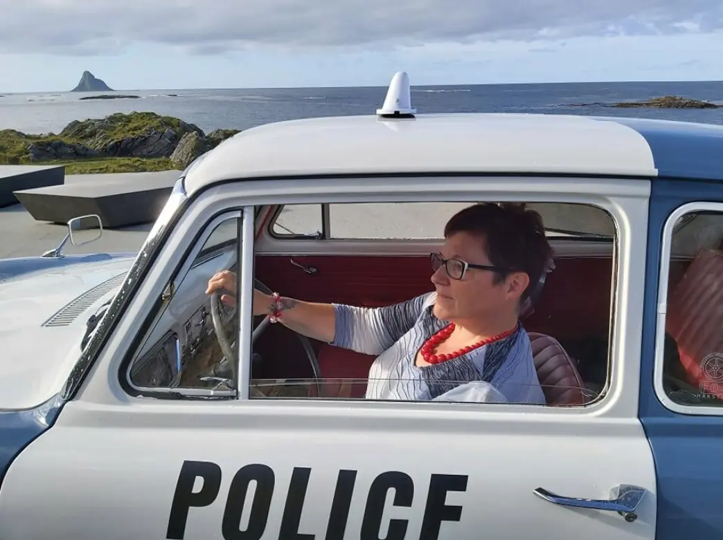 <span class="font-weight-bold" data-lab-font_weight_desktop="font-weight-bold">POLITIBETJENT:</span> Venke Solhaug mener Ford Anglia er nett og behagelig – og fengslende – å kjøre – og at den skrå bakruta er elementet som gjør bilen så stilig. <span class="font-weight-bold" data-lab-font_weight_desktop="font-weight-bold">POLITIBETJENT:</span> Venke Solhaug mener Ford Anglia er nett og behagelig – og fengslende – å kjøre – og at den skrå bakruta er elementet som gjør bilen så stilig.