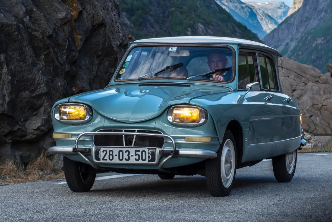 <span class="font-weight-bold" data-lab-font_weight_desktop="font-weight-bold">SITRONKAKE: </span>Thomas Rage er glad i alle spesielle Citroëner, men har et spesielt godt øye til Ami 6 som han fant på Hønefoss – hvor den hadde stått langtidsparkert og bortglemt i årevis. <span class="font-weight-bold" data-lab-font_weight_desktop="font-weight-bold">SITRONKAKE: </span>Thomas Rage er glad i alle spesielle Citroëner, men har et spesielt godt øye til Ami 6 som han fant på Hønefoss – hvor den hadde stått langtidsparkert og bortglemt i årevis.