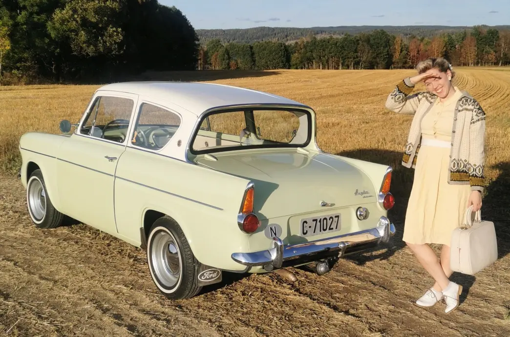 <span class="font-weight-bold" data-lab-font_weight_desktop="font-weight-bold">ANGLIANEREN: </span>Astrid Helland ser på Ford Anglia som essensen av en retro-livsstil hun gjerne dyrker. Eneste ulempe ved den skråstilte bakruta er en smule turbulens. <span class="font-weight-bold" data-lab-font_weight_desktop="font-weight-bold">ANGLIANEREN: </span>Astrid Helland ser på Ford Anglia som essensen av en retro-livsstil hun gjerne dyrker. Eneste ulempe ved den skråstilte bakruta er en smule turbulens.