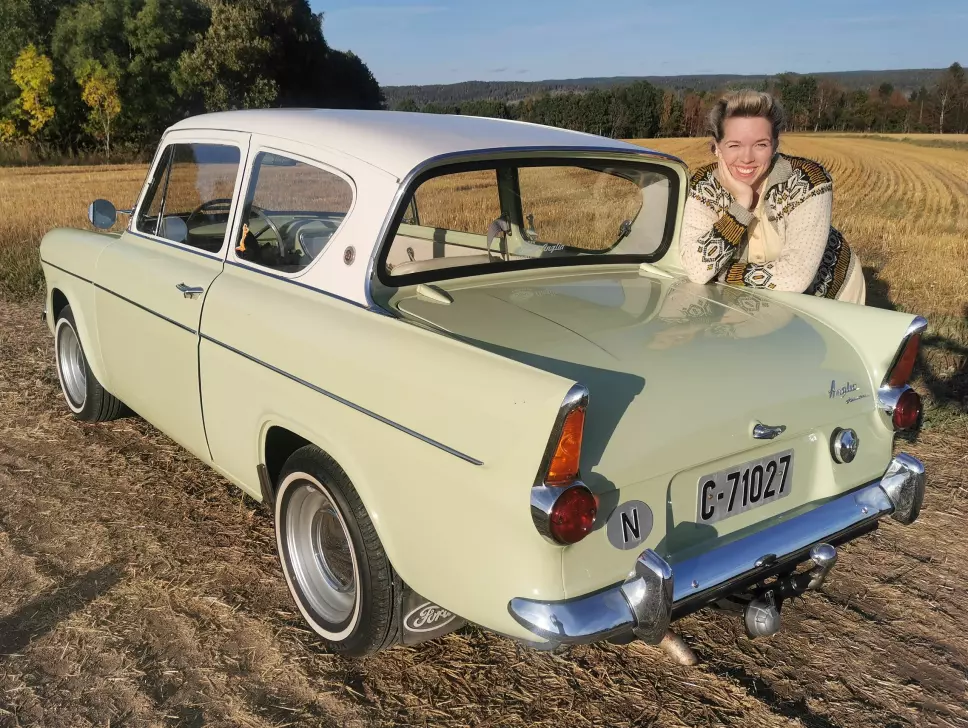 SKRÅBLIKK: Bil-salmaker Astrid Maria Helland mener Ford Anglia med skrå bakrute-løsning bakrute kom seint, men godt, på 1950-tallet – hennes favoritt-tiår.