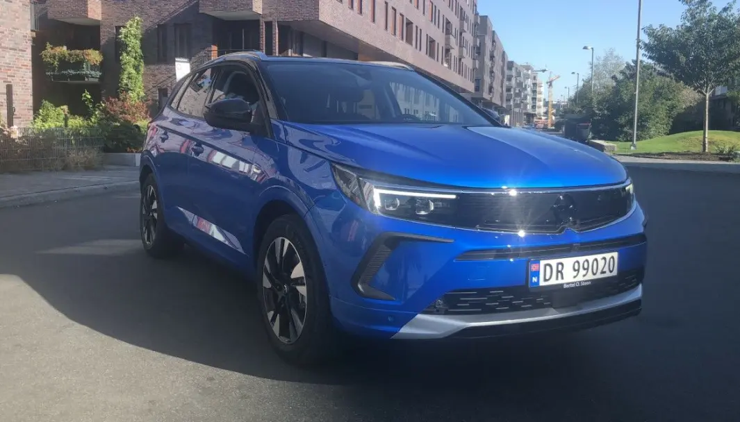 NYTT FJES: Opel Grandland har fått lykter og grill etter den nye Opel-malen. NYTT FJES: Opel Grandland har fått lykter og grill etter den nye Opel-malen.