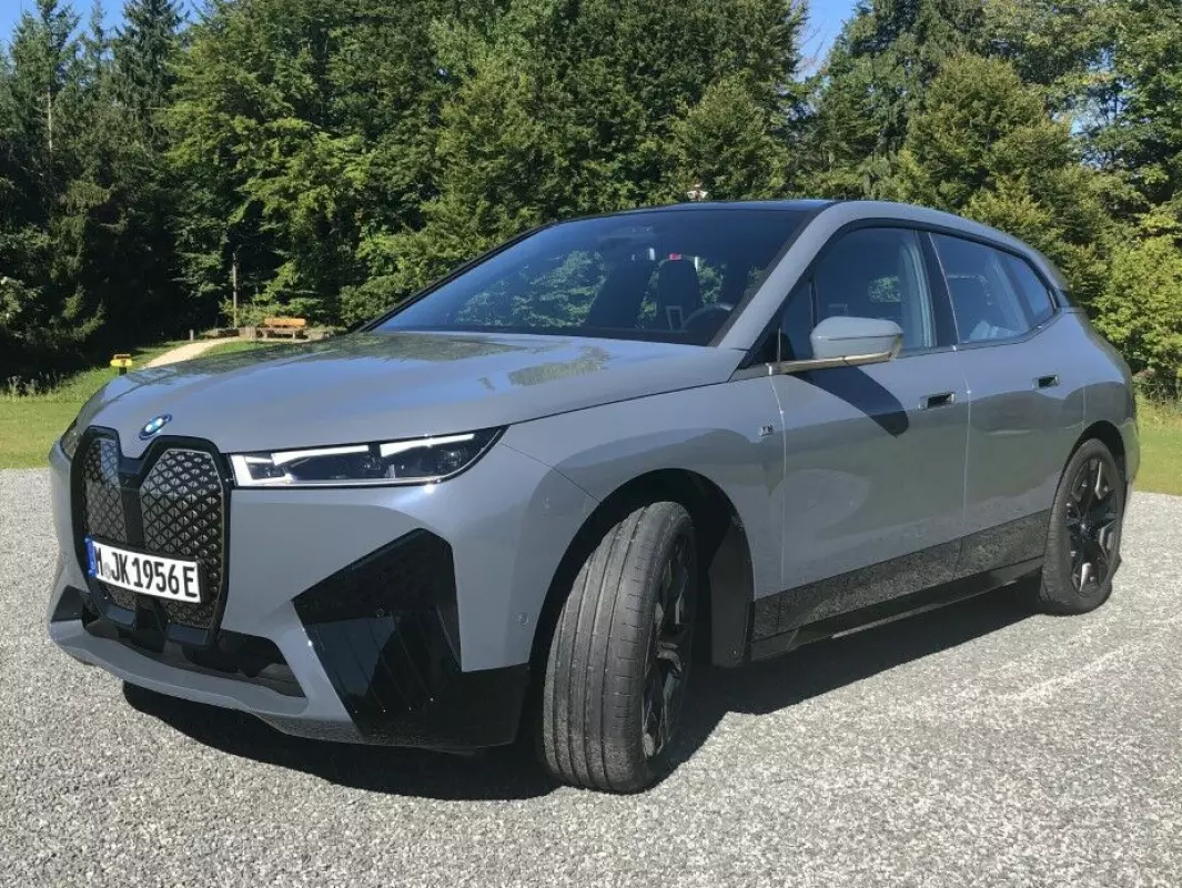 VIL UTFORDRE: – Vi skal være litt progressive, sa BMWs norske kommunikasjonsdirektør Marius Tegneby om utseendet da bilen ble lansert.