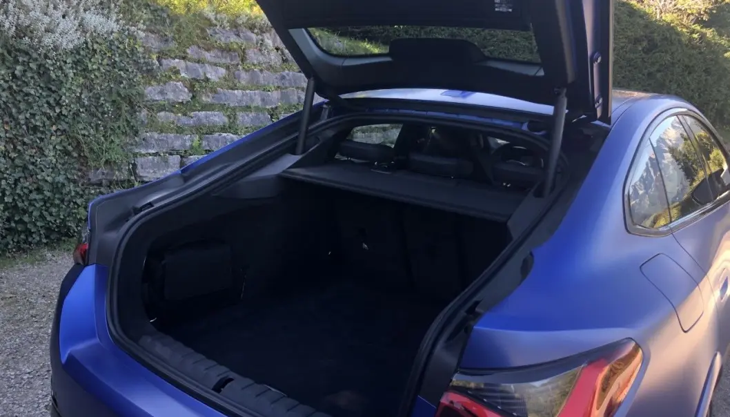 <span class=" font-weight-bold" data-lab-font_weight_desktop="font-weight-bold">PRAKTISK: </span>BMW i4 er en kombikupé, i motsetning til Tesla Model 3, men i likhet med Polestar 2. Det gir bedre innlastingsrom og ørlite mer bagasjeplass i høyden. <span class=" font-weight-bold" data-lab-font_weight_desktop="font-weight-bold">PRAKTISK: </span>BMW i4 er en kombikupé, i motsetning til Tesla Model 3, men i likhet med Polestar 2. Det gir bedre innlastingsrom og ørlite mer bagasjeplass i høyden.