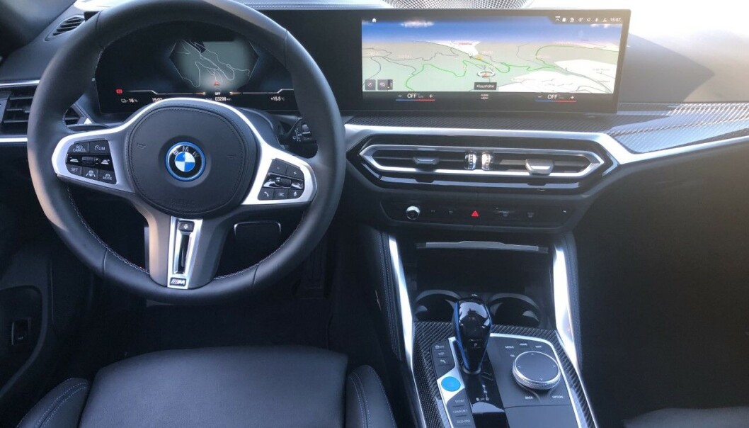 <span class="font-weight-bold" data-lab-font_weight_desktop="font-weight-bold">NYTT:</span> Førere av BMWs 3-serie vil kjenne seg igjen i mye i i4, det er også et viktig poeng. Men selve instrumentpanelet er nytt. Det logiske betjeningsrattet i midtkonsollen er heldigvis på plass. <span class="font-weight-bold" data-lab-font_weight_desktop="font-weight-bold">NYTT:</span> Førere av BMWs 3-serie vil kjenne seg igjen i mye i i4, det er også et viktig poeng. Men selve instrumentpanelet er nytt. Det logiske betjeningsrattet i midtkonsollen er heldigvis på plass.