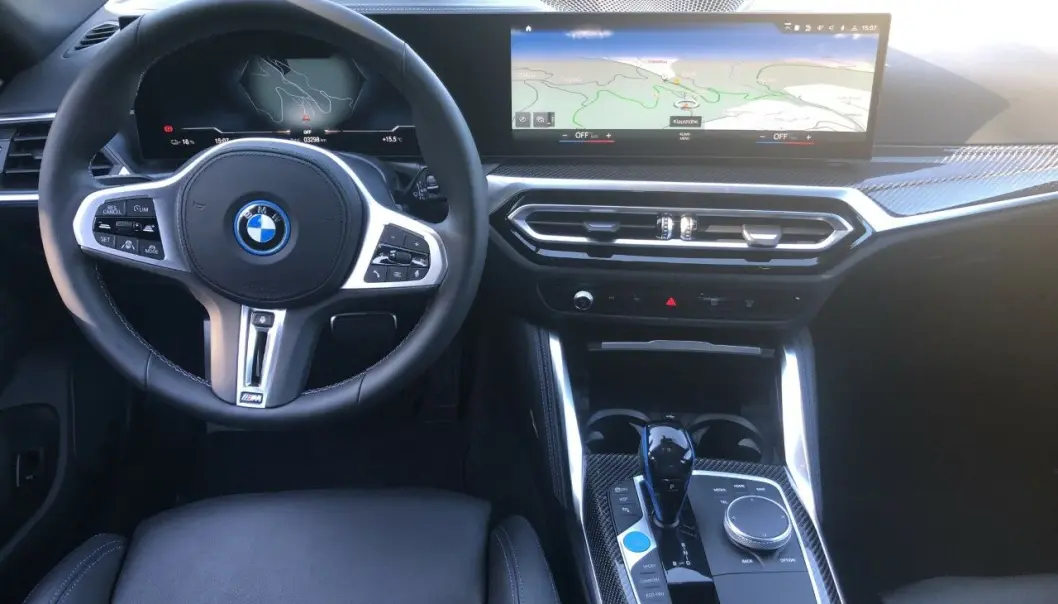 <span class="font-weight-bold" data-lab-font_weight_desktop="font-weight-bold">NYTT:</span> Førere av BMWs 3-serie vil kjenne seg igjen i mye i i4, det er også et viktig poeng. Men selve instrumentpanelet er nytt. Det logiske betjeningsrattet i midtkonsollen er heldigvis på plass. <span class="font-weight-bold" data-lab-font_weight_desktop="font-weight-bold">NYTT:</span> Førere av BMWs 3-serie vil kjenne seg igjen i mye i i4, det er også et viktig poeng. Men selve instrumentpanelet er nytt. Det logiske betjeningsrattet i midtkonsollen er heldigvis på plass.