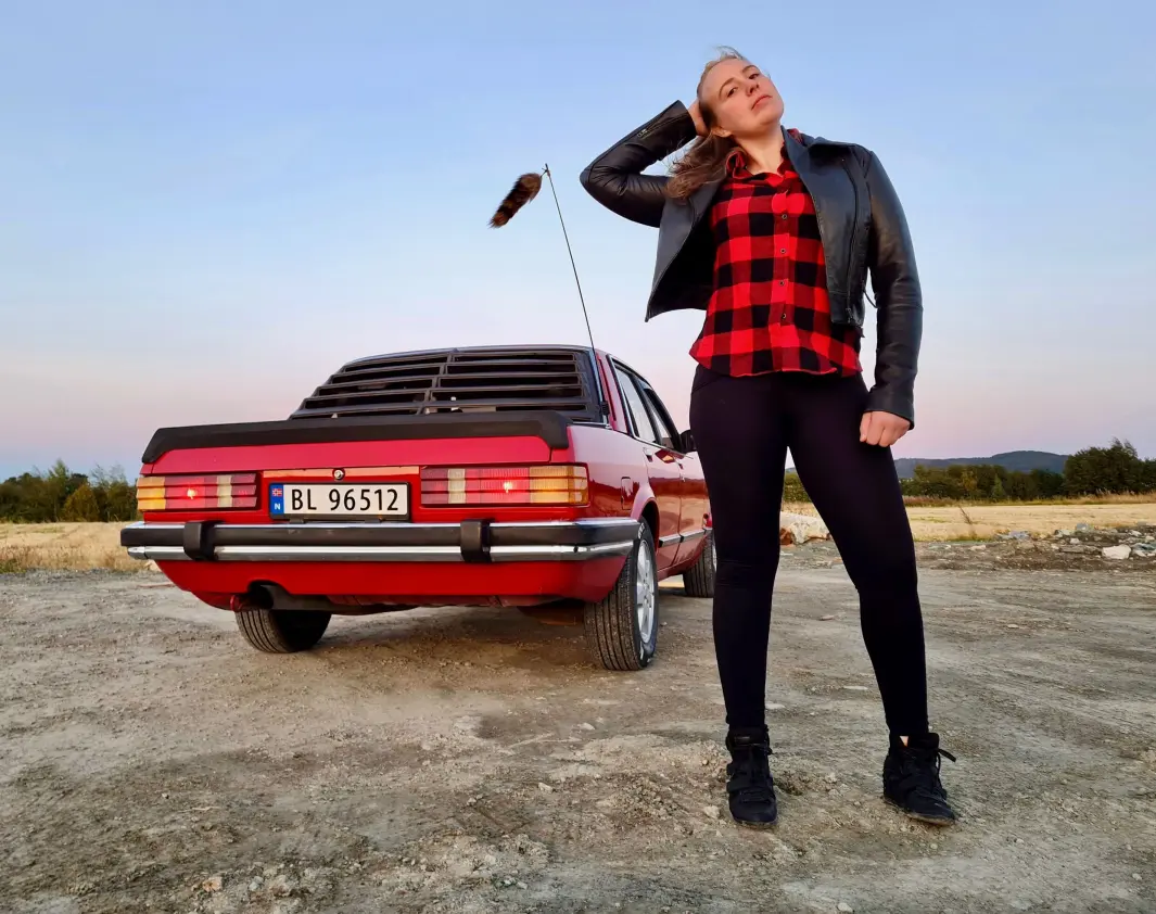 REVEJAKTA: Linda Skavdal er stolt av sin mangeårige turkamerat Ford Granada – og viser gleden ved å pels-pynte antenna. REVEJAKTA: Linda Skavdal er stolt av sin mangeårige turkamerat Ford Granada – og viser gleden ved å pels-pynte antenna.
