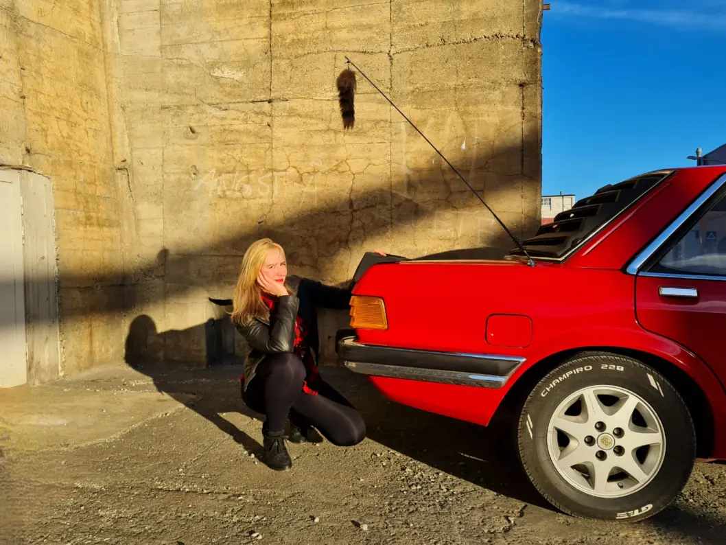 <span class="font-weight-bold" data-lab-font_weight_desktop="font-weight-bold">HALEHENG:</span> Trønderen Linda Skavdal bryr seg lite om andres mening om en bils utseende. Selv om enkelte feilaktig vil tro hun er en ragger på grunn av revehalen, lar hun folk ha fordommene sine i fred. <span class="font-weight-bold" data-lab-font_weight_desktop="font-weight-bold">HALEHENG:</span> Trønderen Linda Skavdal bryr seg lite om andres mening om en bils utseende. Selv om enkelte feilaktig vil tro hun er en ragger på grunn av revehalen, lar hun folk ha fordommene sine i fred.