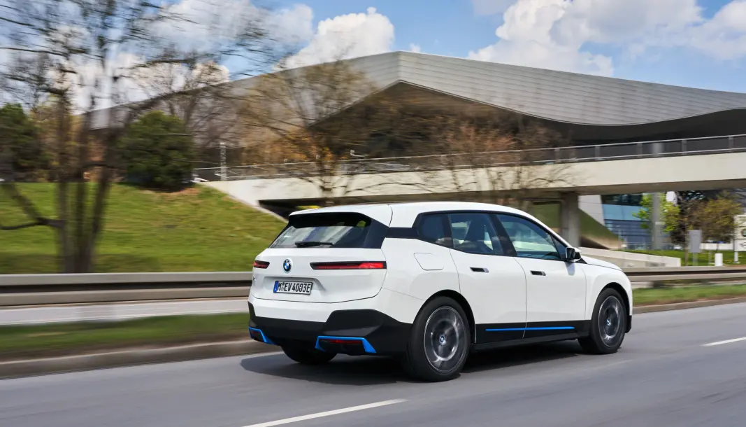 <span class=" font-weight-bold" data-lab-font_weight_desktop="font-weight-bold">SÆRPREG:</span> Spesielt i hvitt kommer det spektakulære designet fram. De store BMW-nyrene foran kjenner vi godt fra før, men iX er nok vel så utfordrende bakfra. <span class=" font-weight-bold" data-lab-font_weight_desktop="font-weight-bold">SÆRPREG:</span> Spesielt i hvitt kommer det spektakulære designet fram. De store BMW-nyrene foran kjenner vi godt fra før, men iX er nok vel så utfordrende bakfra.