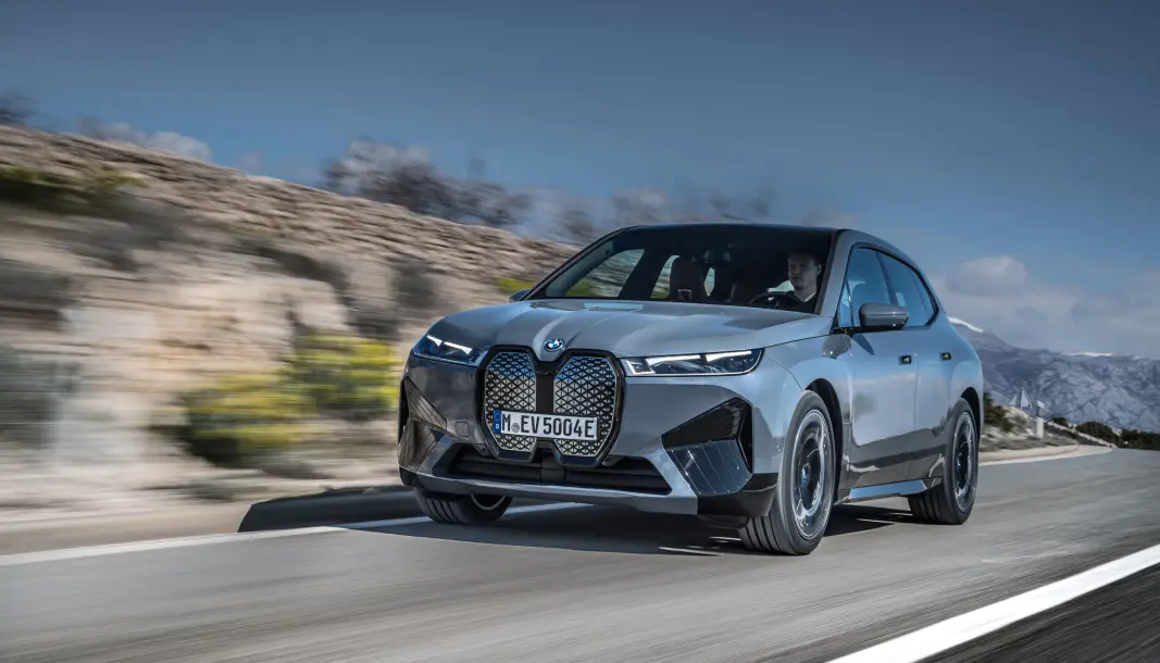 TEKNONYTT: BMW iX kommer med mye nytt av systemer – mange av dem gjemt bak den store grillen. TEKNONYTT: BMW iX kommer med mye nytt av systemer – mange av dem gjemt bak den store grillen.