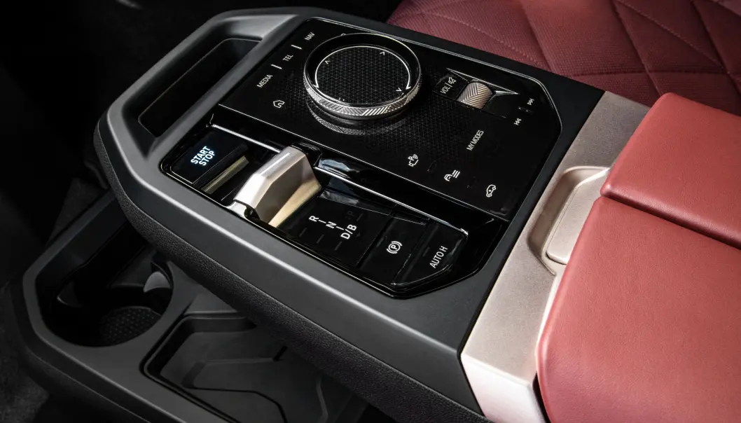 <span class="font-weight-bold" data-lab-font_weight_desktop="font-weight-bold">GJENKJENNELIG:</span> Manøvreringshjulet med trykknapper rundt er en god BMW-finesse som har fulgt med over i iX. <span class="font-weight-bold" data-lab-font_weight_desktop="font-weight-bold">GJENKJENNELIG:</span> Manøvreringshjulet med trykknapper rundt er en god BMW-finesse som har fulgt med over i iX.